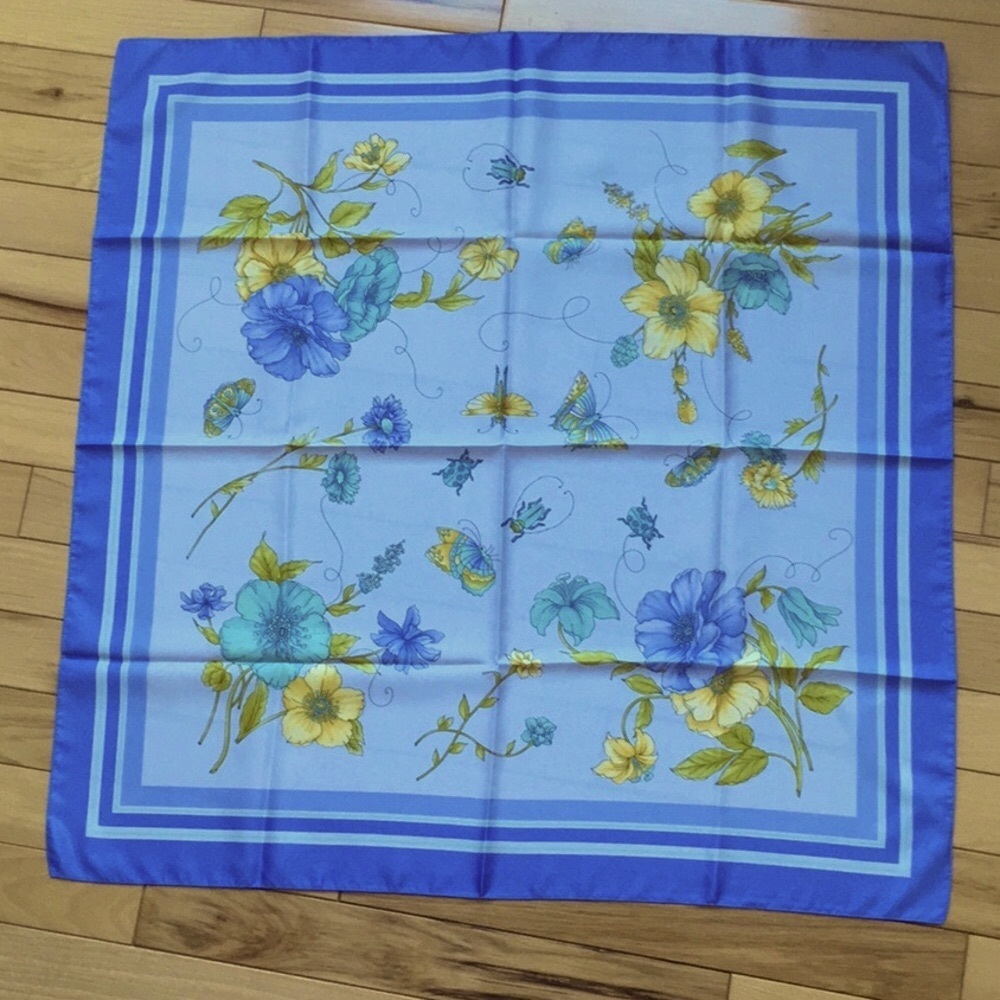 LARIOSETA Como Scarf NWOT Gorgeous Colors Perfect Seasonal Accessory
